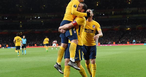 Foto: Godín y Griezmann celebrando un gol en Londres frente al Arsenal. (EFE)