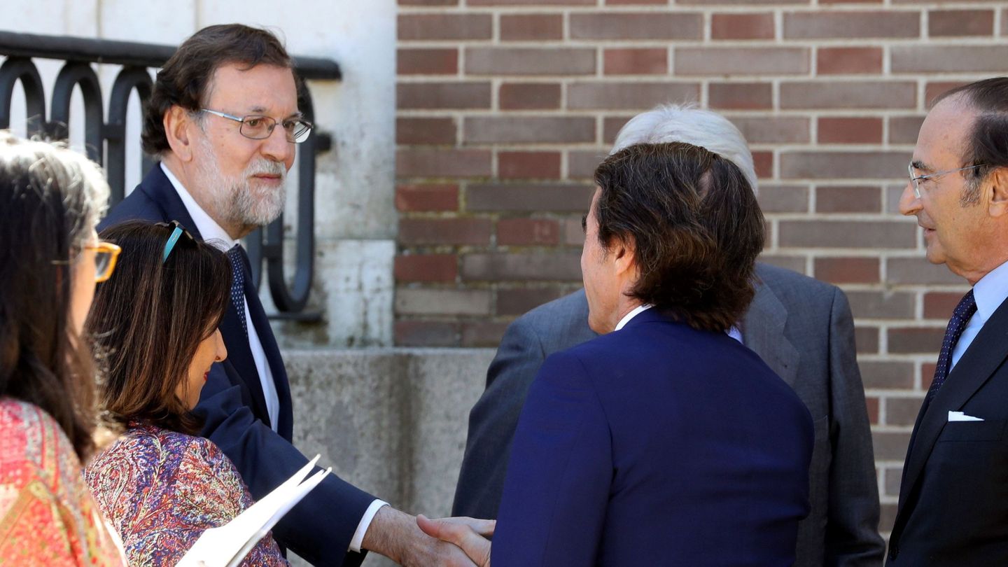 El expresidente del Gobierno Mariano Rajoy saluda al expresidente José María Aznar. (EFE)