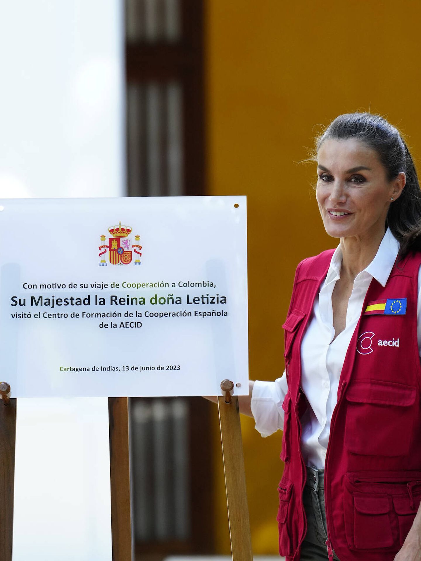 La reina Letizia, con la placa. (LP)