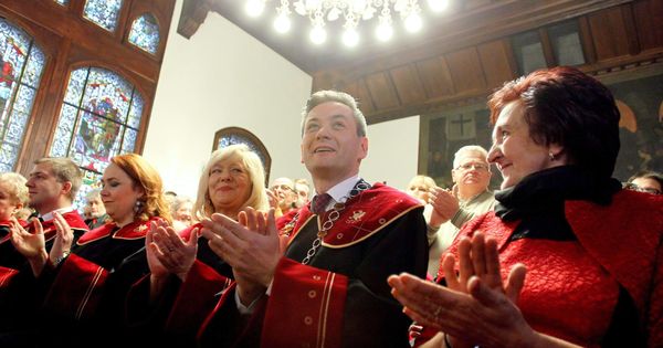 Foto: Robert Biedron, el primer alcalde abiertamente gay de Polonia, durante su ceremonia de juramento en Slupsk. (EFE)