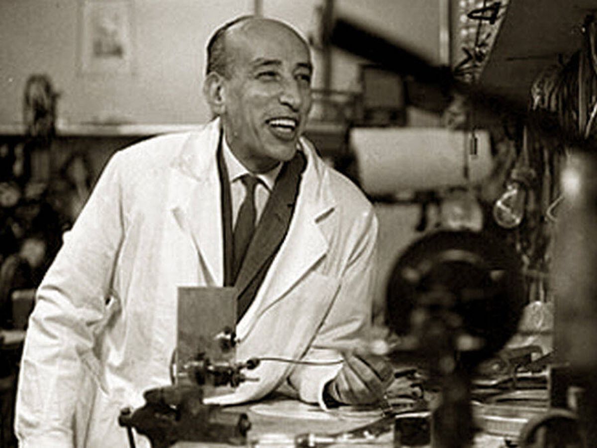 Foto: José Val del Omar en su laboratorio en una imagen de archivo. 