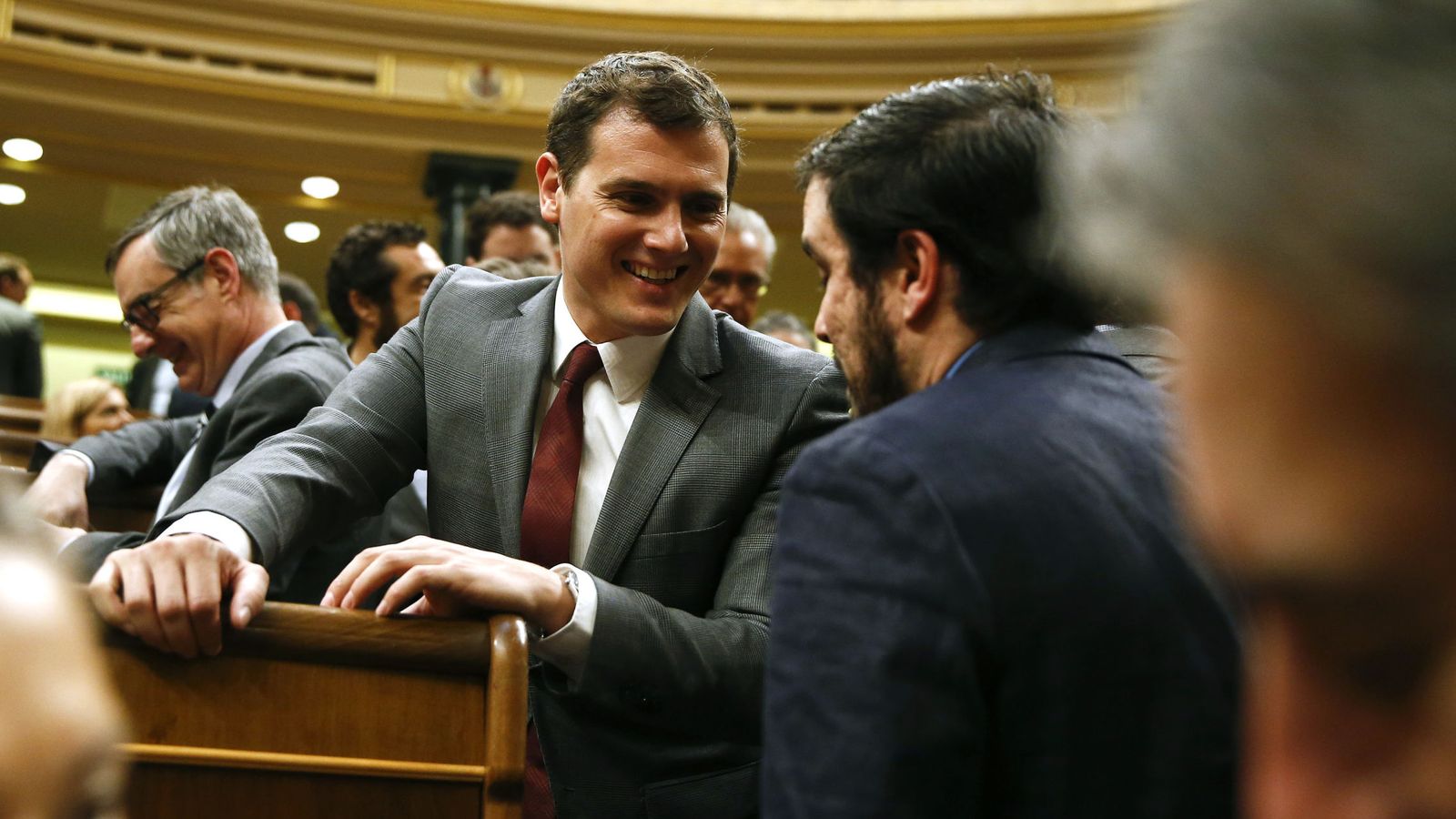 Foto: Albert Rivera y Alberto Garzón charlan en el pleno del Congreso del pasado 6 de abril, en la anterior legislatura. (Reuters)