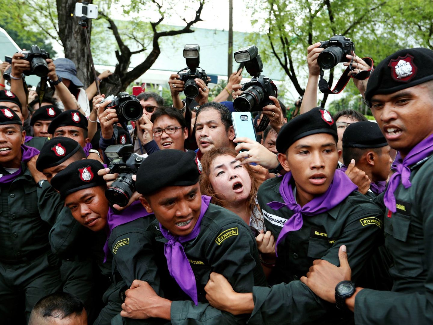 La policía dificulta el trabajo de la prensa mientras arresta a los manifestantes tailandeses pro-democracia, cerca de la casa del Gobierno en Bangkok, el 22 de mayo de 2018. (EFE)