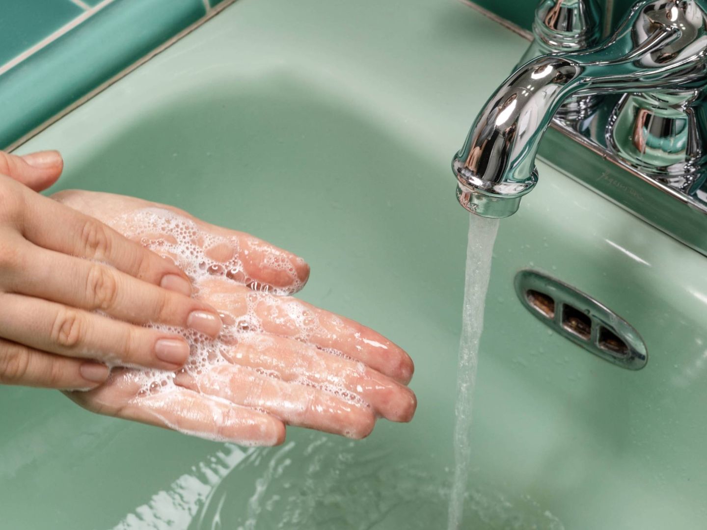 Lava tus manos. (Curology para Unsplash)