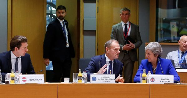 Foto: La 'premier' Theresa May y el presidente del Consejo Europeo, Donald Tusk, durante la cumbre extraordinaria en Bruselas. (Reuters)
