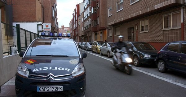 Foto: Imagen de archivo de un coche de Policía en Valladolid. (EFE)