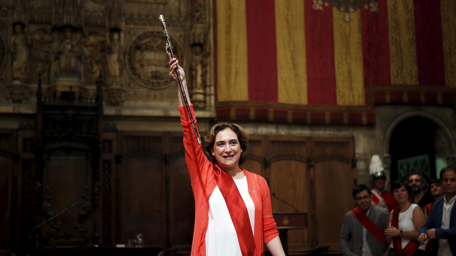 Foto: Ada Colau tomando posesión de su cargo como alcaldesa de Barcelona. (Reuters)