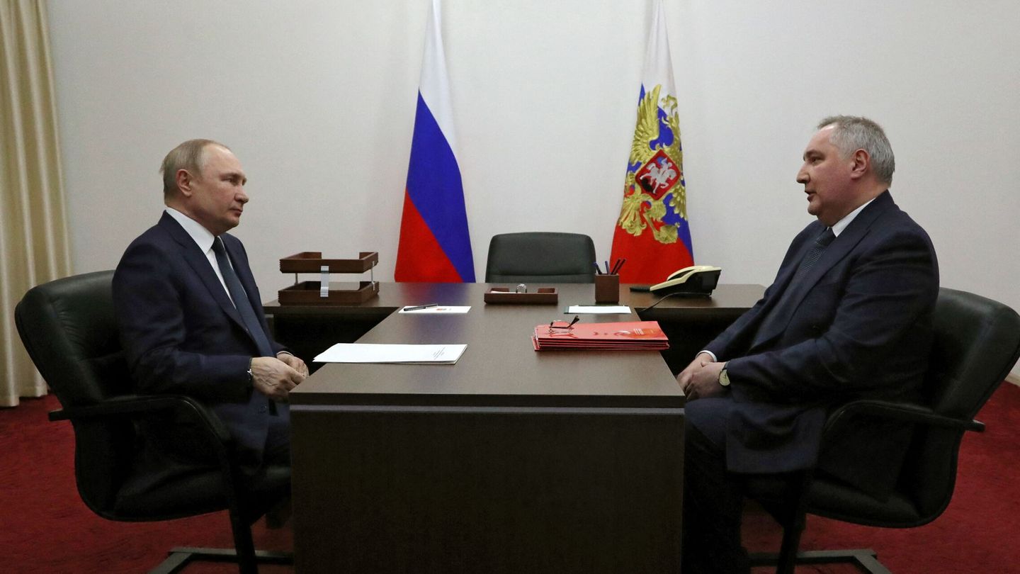 Putin y Rogozin, el director de Roscosmos con un largo historial de amenazas contra la NASA y Occidente en general, en una imagen de archivo. (Reuters)
