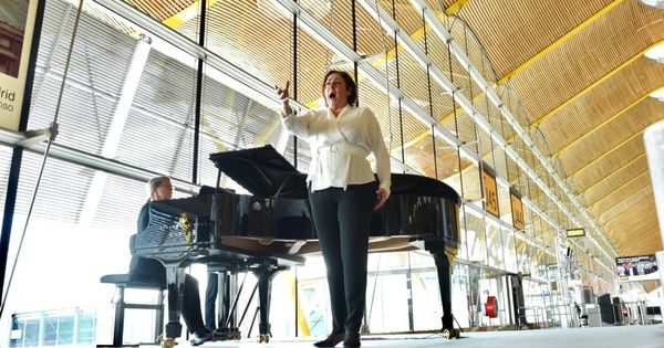 Foto: Interpretación de la ópera 'Turandot' en el aeropuerto de Barajas (AENA)