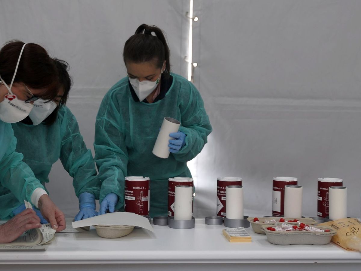 Foto: Enfermeras del Hospital Basurto preparan pruebas de detección del coronavirus. (EFE)