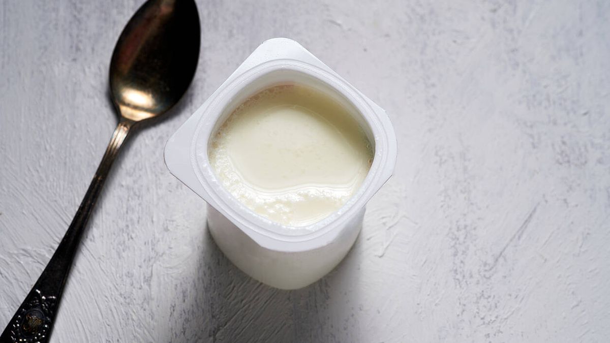 ¿Es bueno tomar el líquido del yogur? Esto es lo que contiene y lo que deberías hacer con él