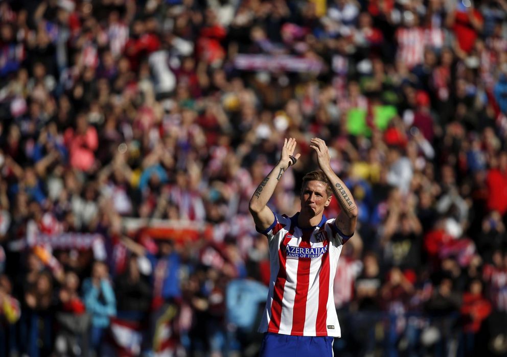 Foto: Fernando Torres aplaude al Vicente Calderón el día de su presentación. (Reuters)