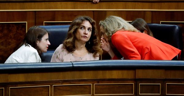 Foto: La ministra de Hacienda, María Jesús Montero (c), conversa con Adriana Lastra y la ministra de Economía, Nadia Calviño (d), en el hemicíclo del Congreso de los Diputados.