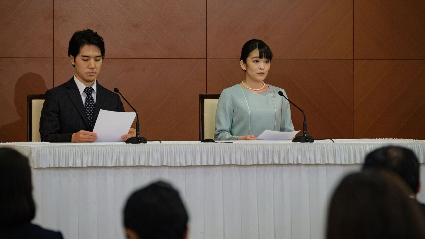 Mako y Kei Komuro, ante la prensa. (Reuters)