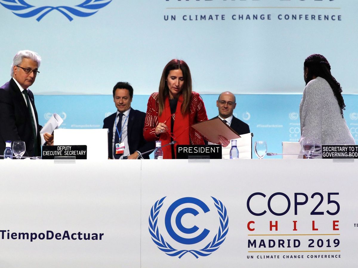 Foto: La ministra de Medio Ambiente de Chile y presidenta de la COP25, Carolina Schmidt (c), y el subsecretario ejecutivo de la Convención Marco de las Naciones Unidas sobre el Cambio Climático, Ovais Sarmad (i). (EFE)