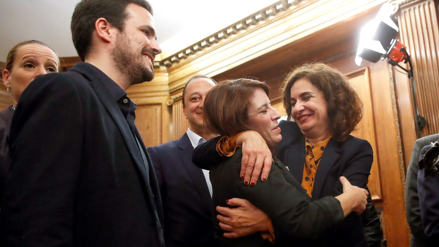 La ministra de Hacienda María José Montero (d) abraza a la portavoz socialista en el Congreso, Adriana Lastra (c), en presencia del coordinador federal de Izquierda Unida, Alberto Garzón. (EFE)