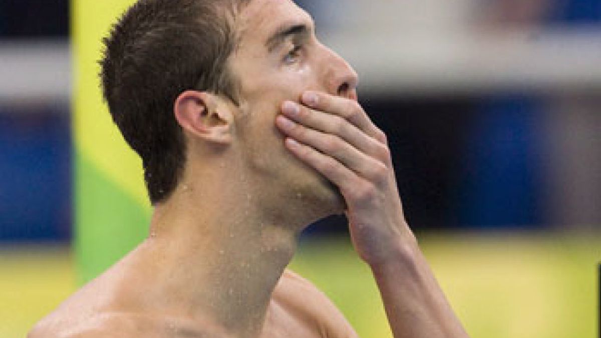 Pueden condenar a Phelps por fumar marihuana