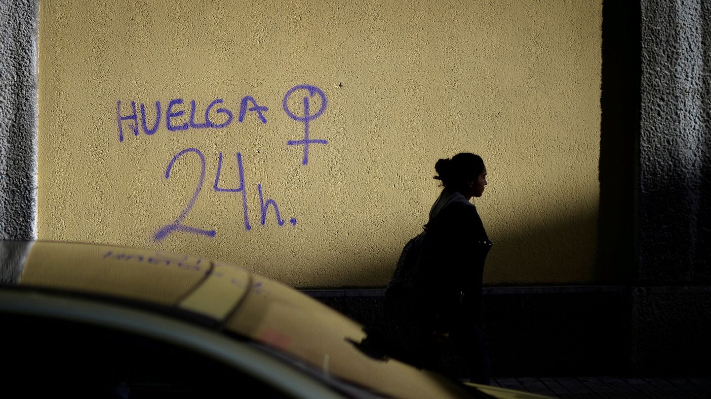 Una pintada de 'Huelga, 24 horas' en una pared de Madrid | Reuters