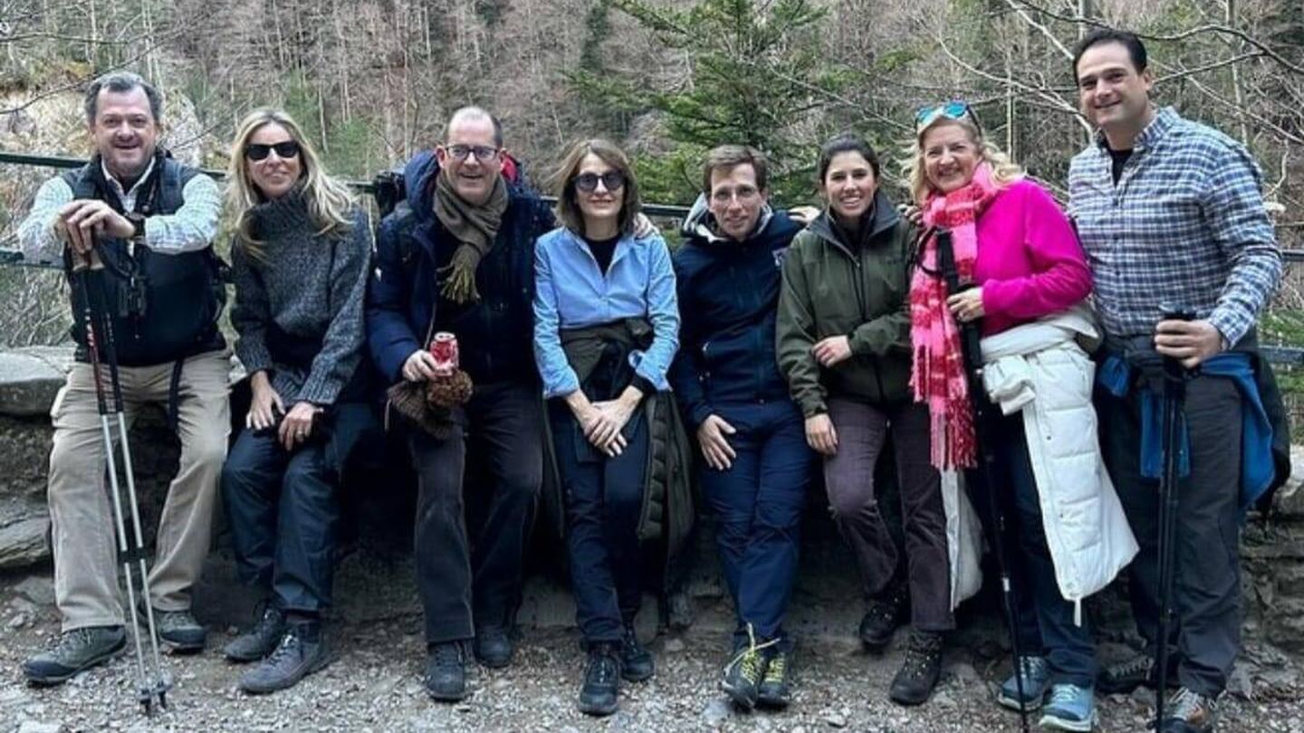 Almeida con su grupo de amigos y Teresa en Pirineos. (Redes sociales)