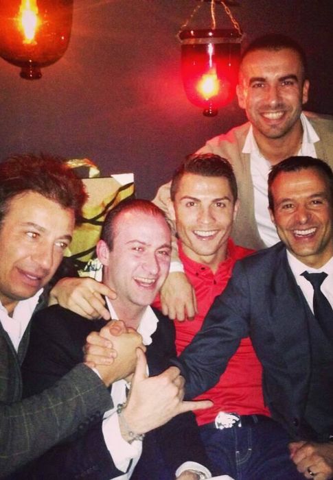 Foto: Cristiano Ronaldo y un grupo de amigos, entre ellos Jorge Mendes, de fiesta. (Facebook)