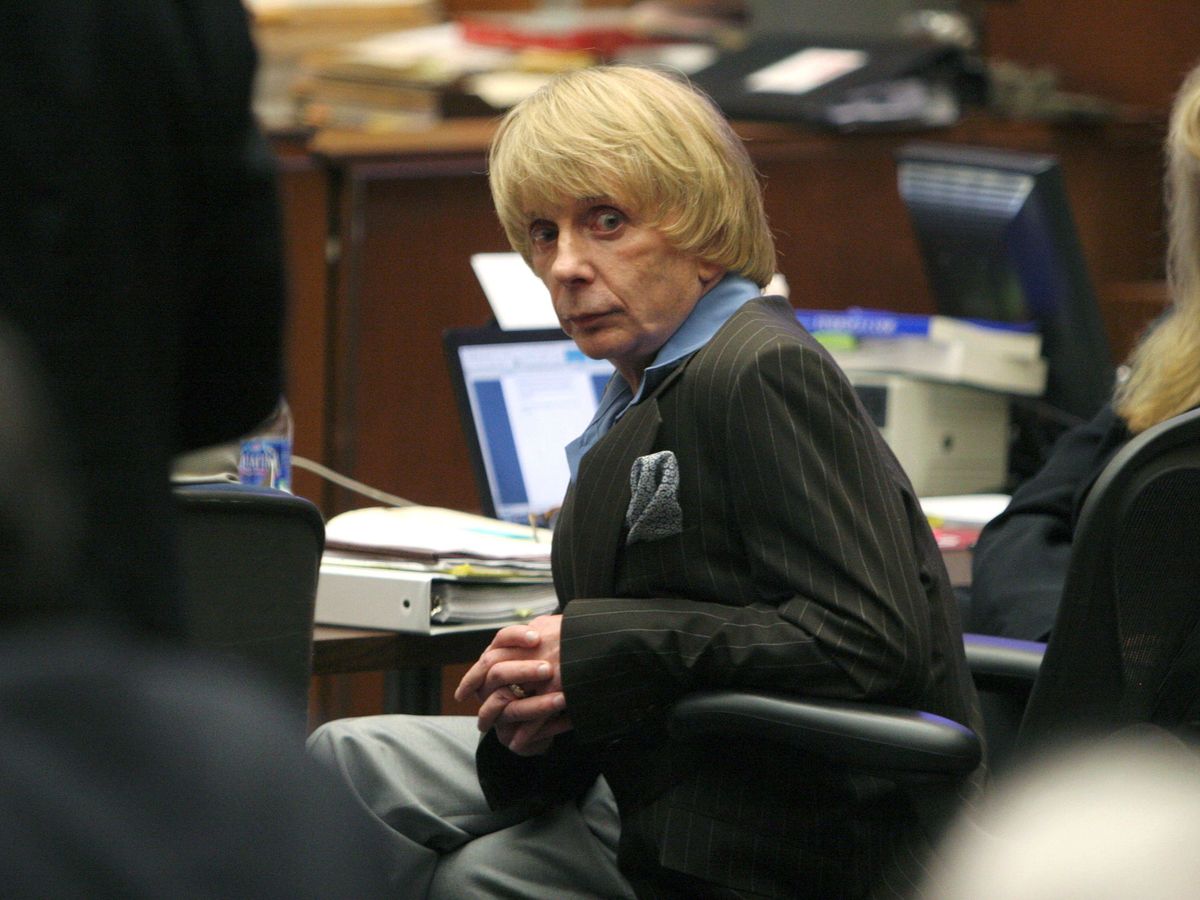 Foto: Spector y sus pelucas durante el juicio por asesinato. (EFE)