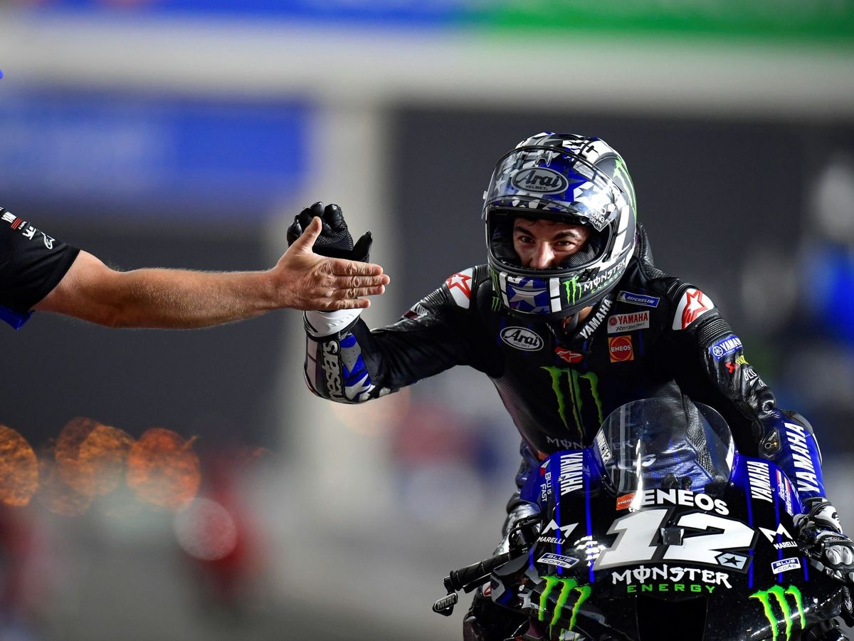 Foto: El catalán Maverick Viñales celebra su victoria en la carrera de MotoGP del Gran Premio de Qatar. (EFE)