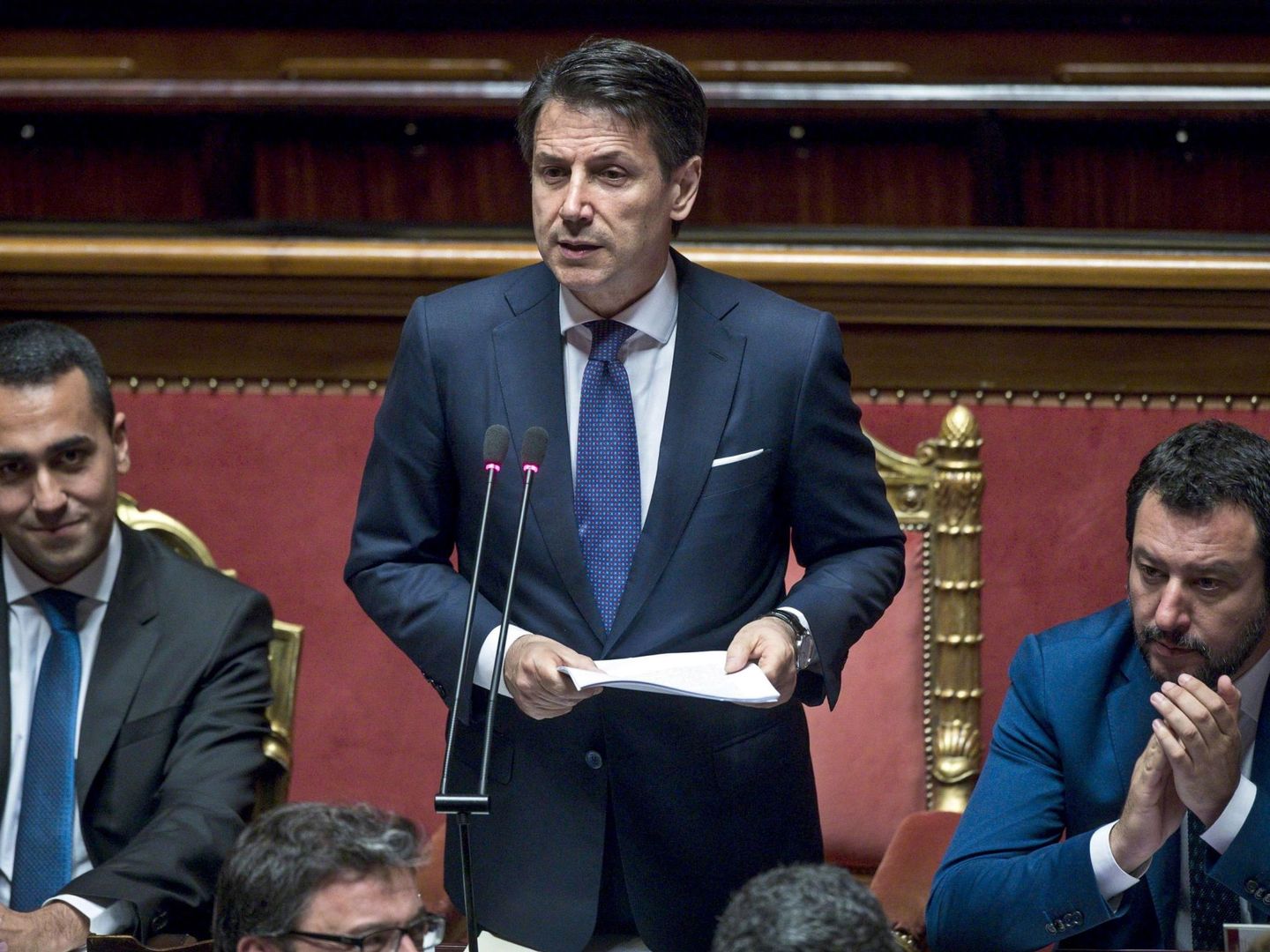 Giuseppe Conte (c), acompañado por el ministro de Interior, Matteo Salvini (dcha), y del responsable de Trabajo, Luigi Di Maio, ante el Senado en Roma. (EFE)