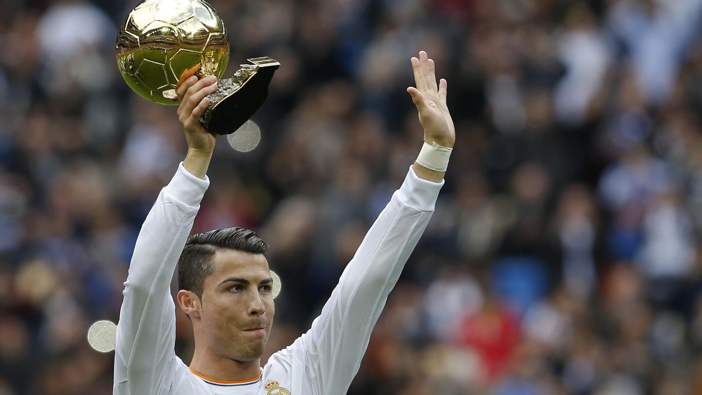 Cristiano Ronaldo, con el Balón de Oro en el Bernabéu.