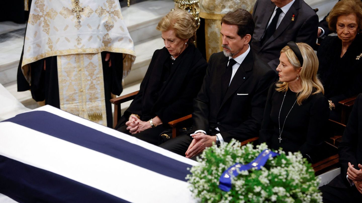 Ana María de Grecia, su hijo Pablo de Grecia y su mujer Marie Chantal, durante la ceremonia. | Reuters