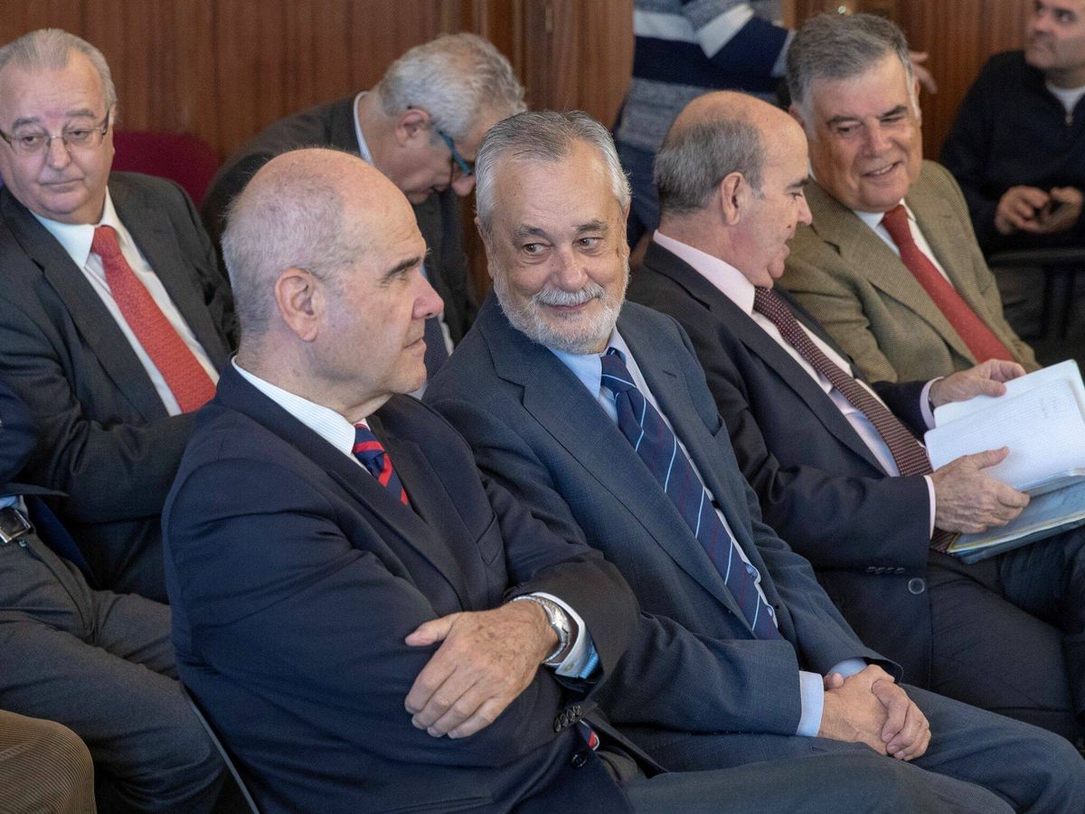 Foto: Los expresidentes socialistas Manuel Chaves (i) y José Antonio Griñán (2i) en la Sala de la Audiencia de Sevilla donde continúa el juicio de la pieza política del caso ERE. (EFE/Julio Muñoz)