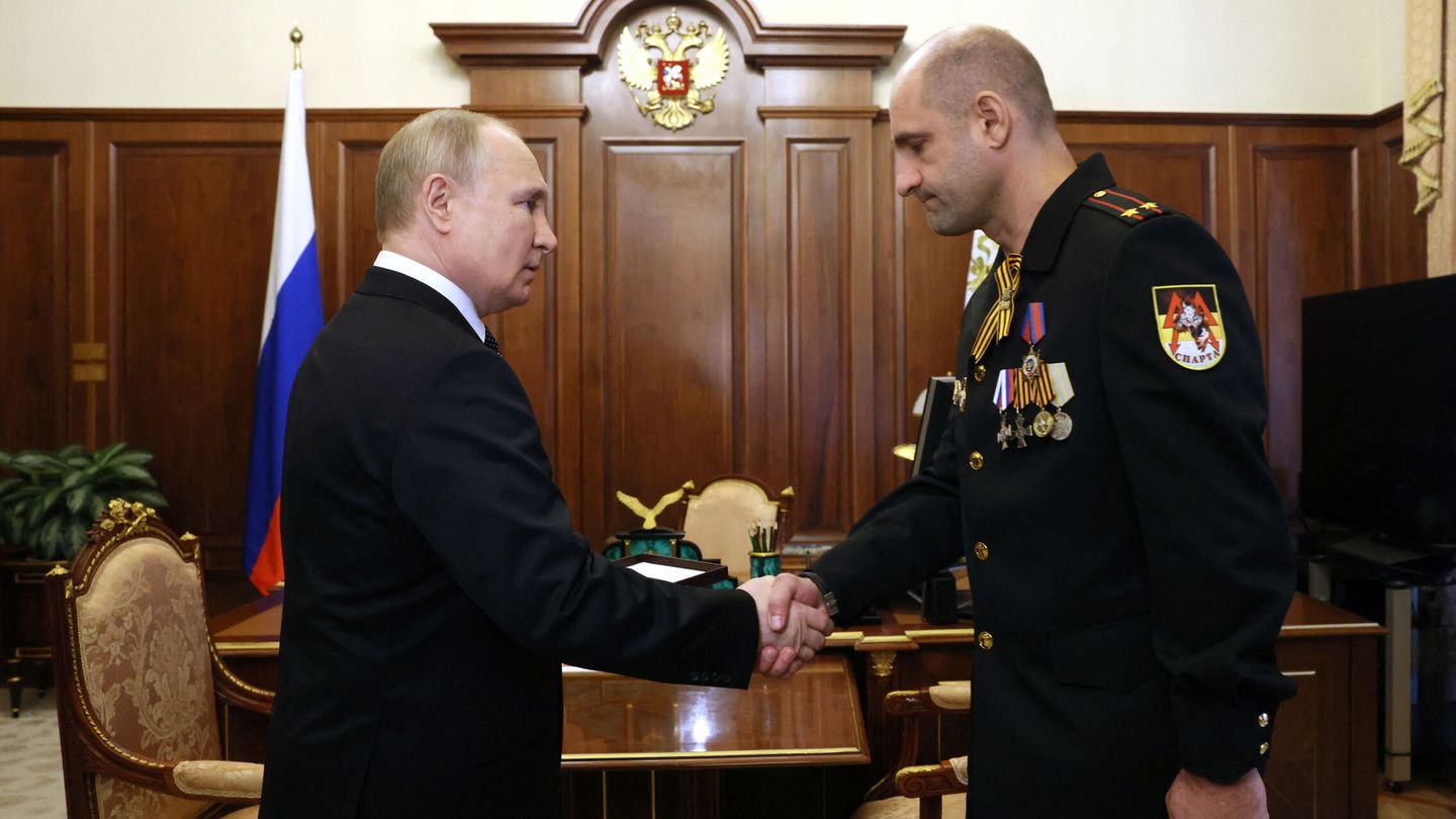 Putin, junto con el padre de Vladímir Zhoga. (Reuters/Sputnik/Mikhail Metzel)