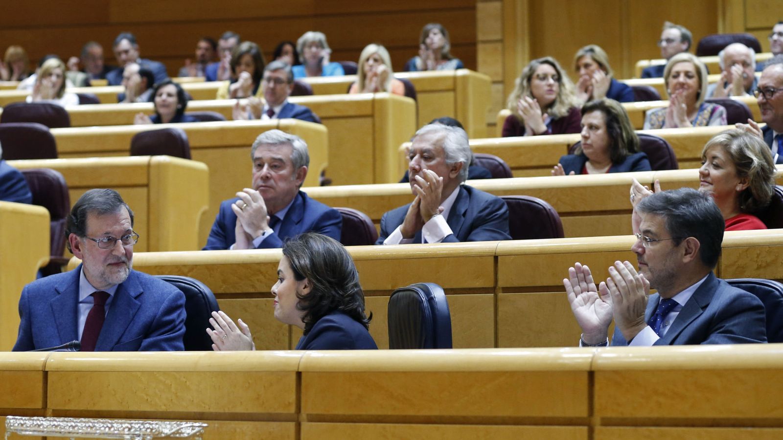 Foto: El presidente del Gobierno, Mariano Rajoy (i), la vicepresidenta, Soraya Sáenz de Santamaría (d), y el ministro de Justicia, Rafael Catalá (d), durante la sesión de control al Ejecutivo en el Senado. (EFE)