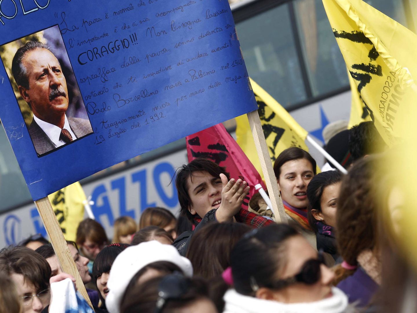 Manifestantes antimafia enarbolan una foto de Paolo Borsellino, en Nápoles, marzo de 2009. (Reuters)
