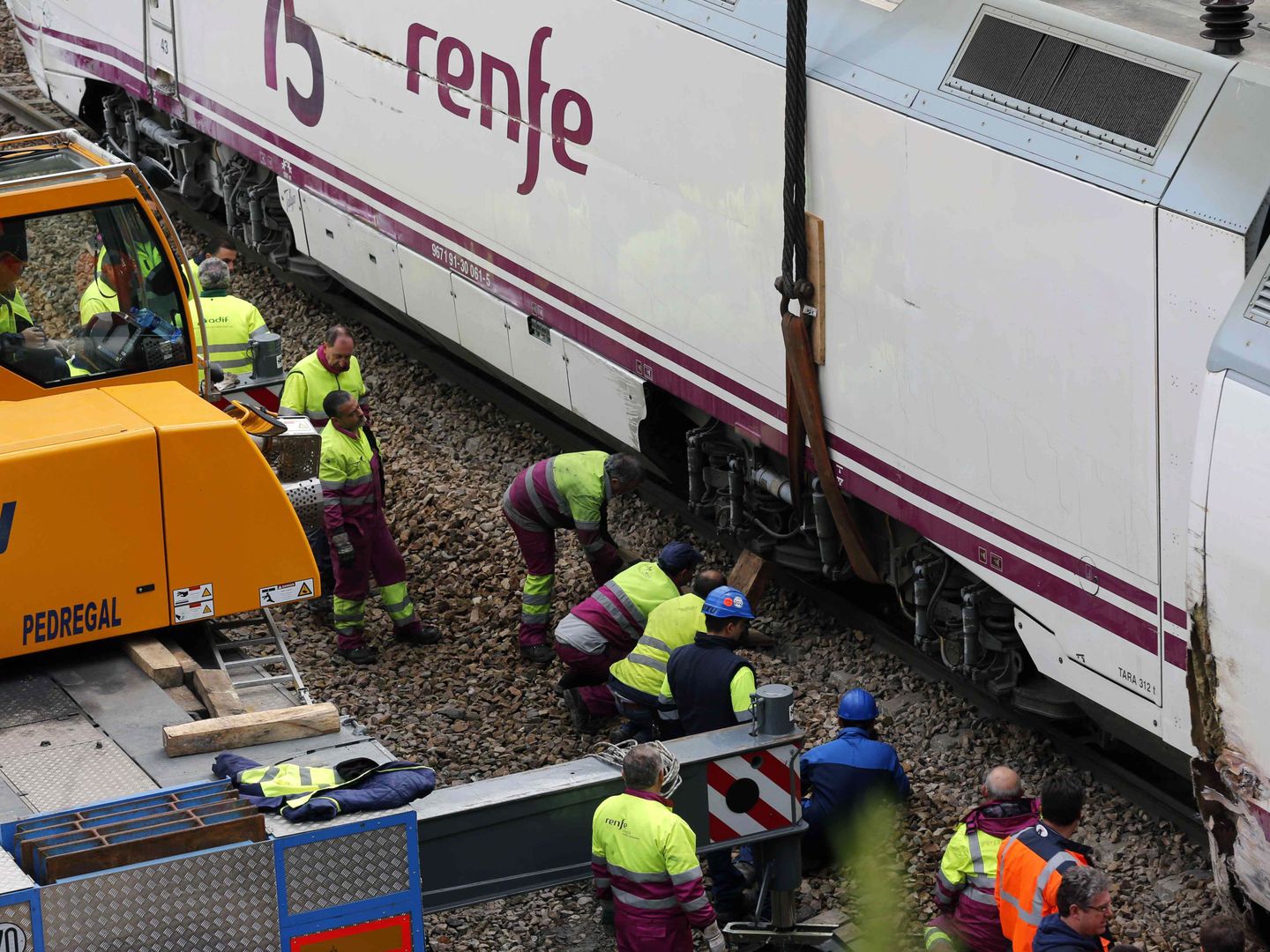 Foto de archivo de trabajadores que tratan de restablecer el servicio de un tren de Renfe. (EFE)