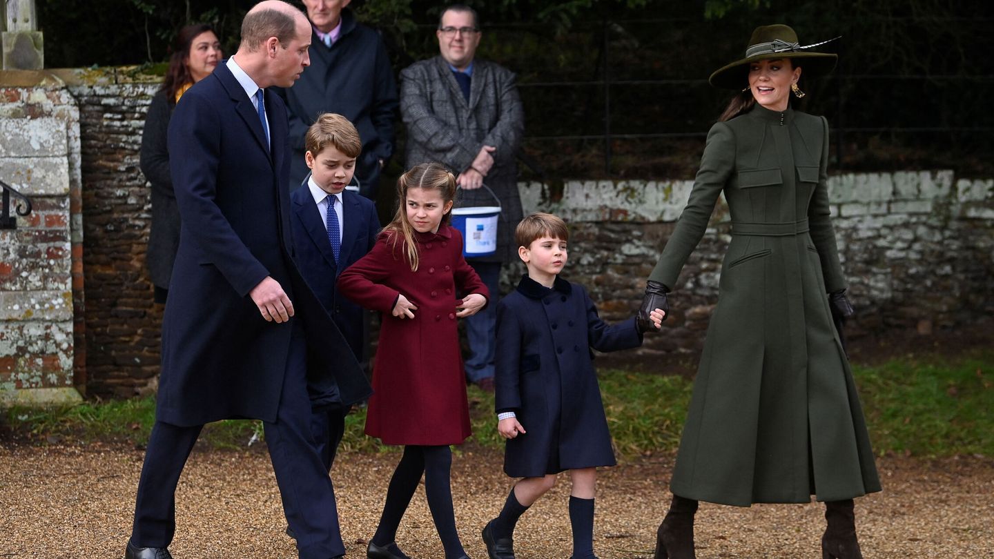 Los príncipes de Gales y sus hijos, en el servicio religioso del día de Navidad. (Reuters/Toby Melville)