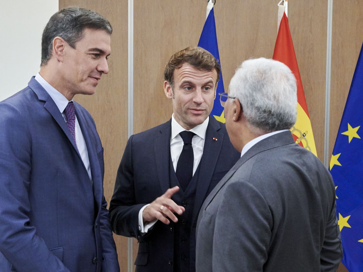 Sánchez junto al presidente francés y el primer ministro portugués. (Reuters)