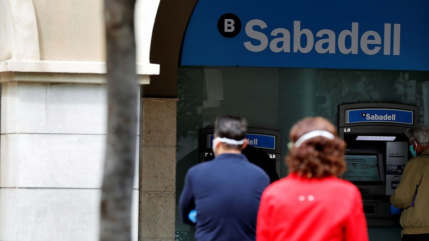 Cola ante una sucursal de Banco Sabadell. (EFE)