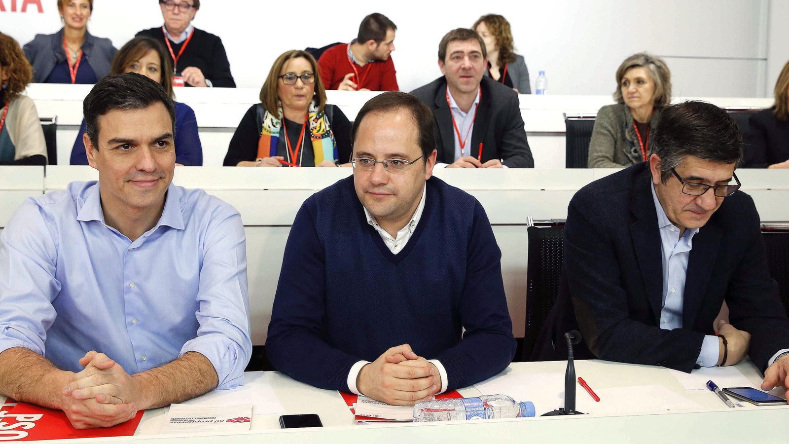 Foto: Pedro Sánchez, con César Luena y el presidente del Congreso, Patxi López, este 29 de febrero en el comité federal del PSOE. (EFE)