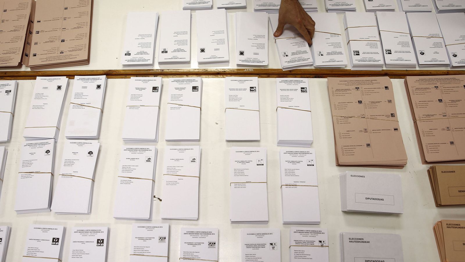 Foto: Montaje de mesas electorales en Pamplona. (EFE)