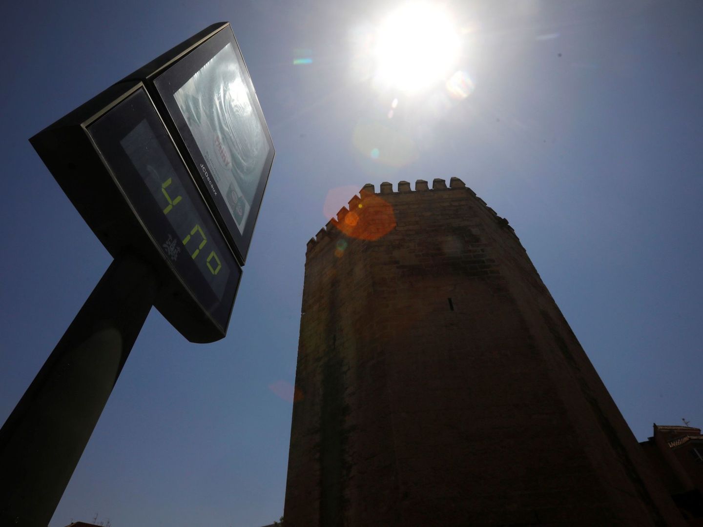 Un termómetro marca 40 grados este domingo en Córdoba. (EFE)
