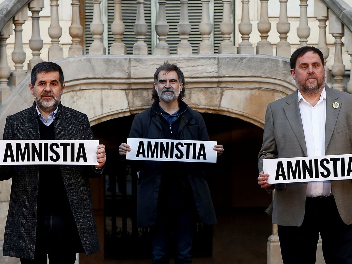 Foto: Presos del 'procés' con un cartel de amnistía. (EFE/Quique García)
