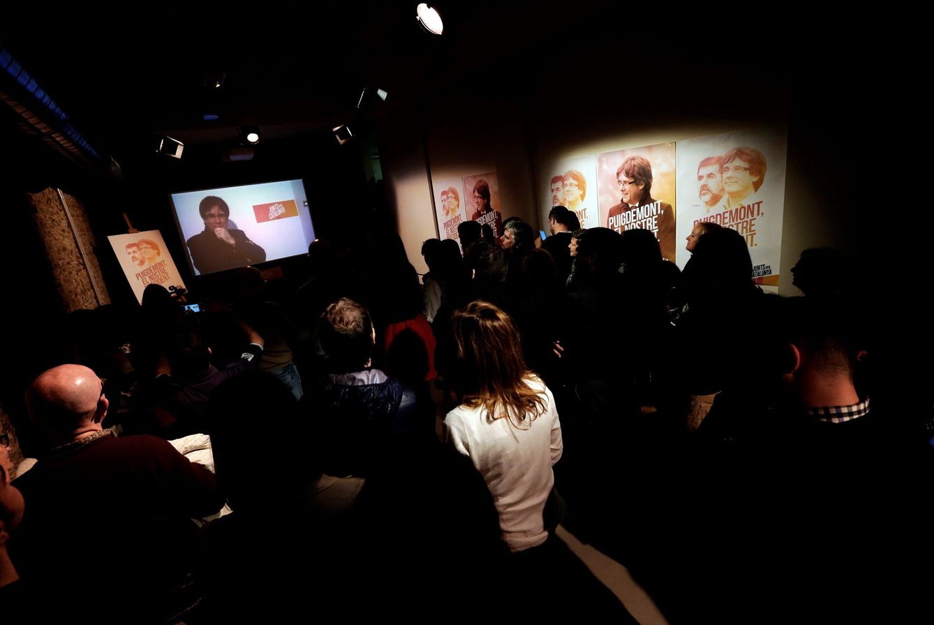 Carles Puigdemont conversa por videoconferencia con candidatos y simpatizantes. (EFE)