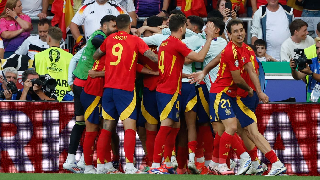 Foto: Los jugadores de España celebran el gol de Mikel Merino en la prórroga. (EFE/JJ Guillén)
