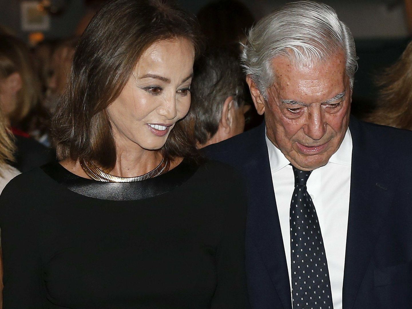 Isabel y Vargas Llosa a su llegada al Teatro Real (Efe)