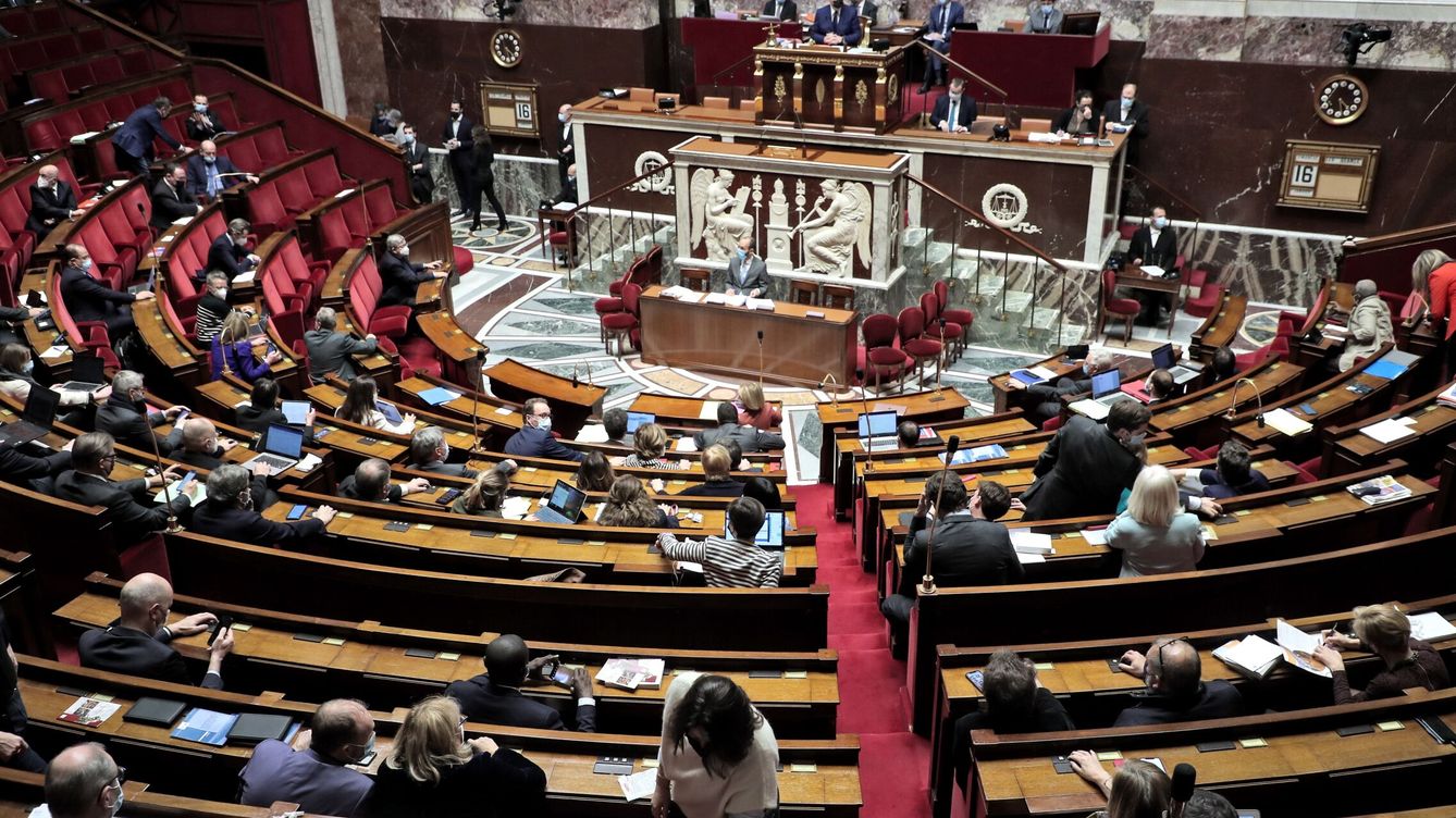 Foto: Sesión del Parlamento francés donde se ha aprobado el pase de vacunas. (EFE/Christophe Petit Tesson)
