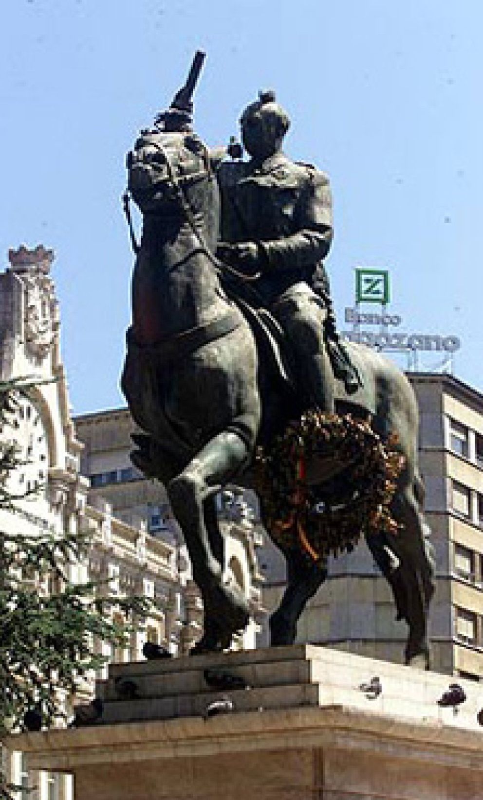 Foto: Santander retira una estatua escuestre de Franco