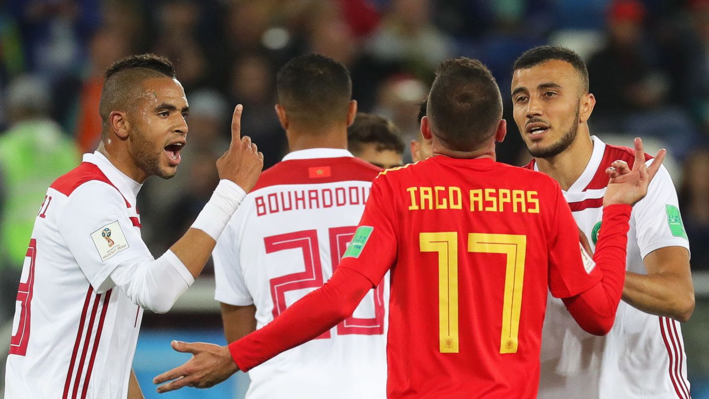 Iago Aspas discute con dos jugadores de Marruecos. (Reuters)