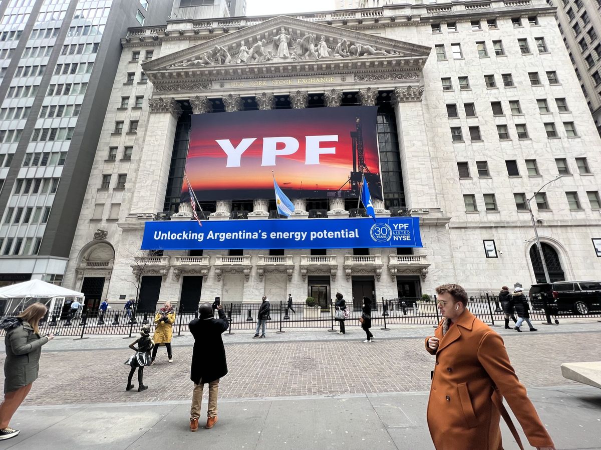Foto: El logo de YPF, en la Bolsa de Nueva York. (EFE/Sarah Yáñez-Richards)