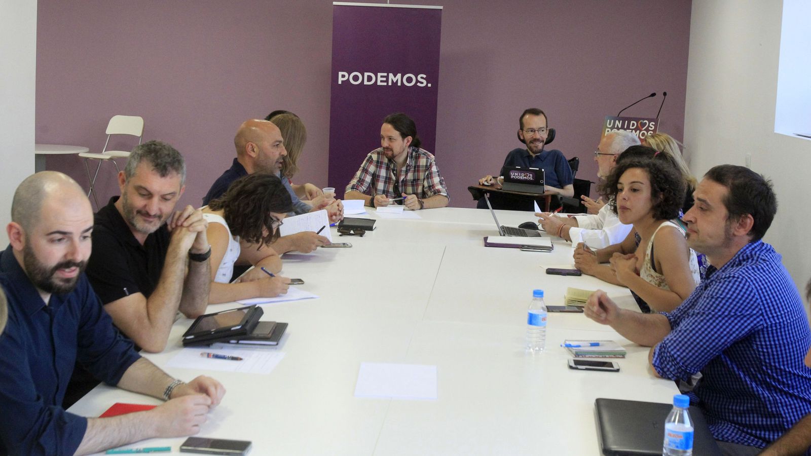 Foto: El secretario general de Podemos, Pablo Iglesias (c,i), y el secretario de Organización, Pablo Echenique (c,d), durante la reunión que han mantenido hoy con los secretarios autonómicos. (EFE)