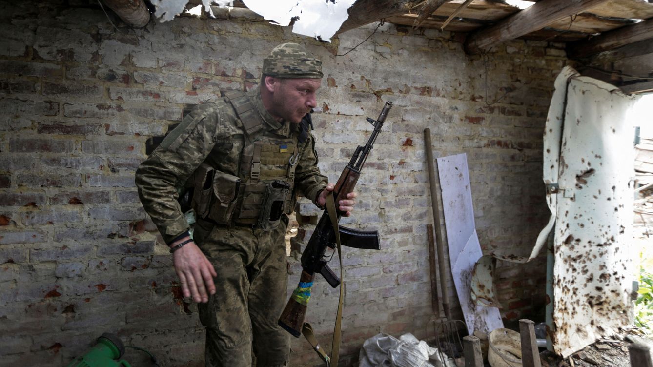 Foto: Un solado ucraniano en el frente en la región de Donetsk. (Reuters/Anna Kudriavtseva)